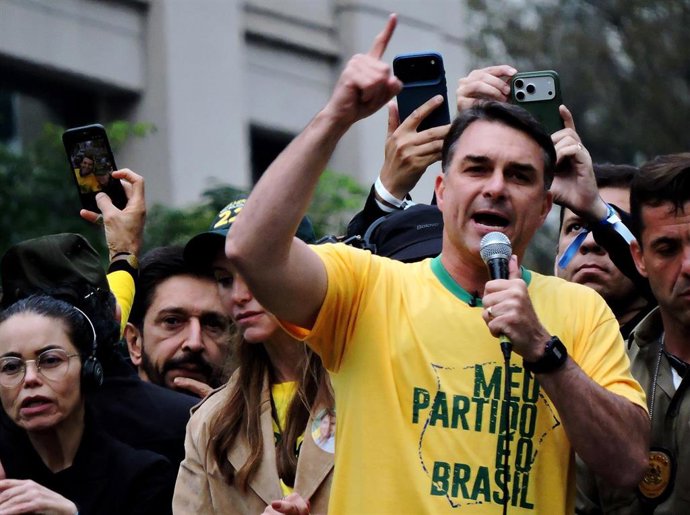 Flávio Bolsonario en un mitin en Sao Paulo, Brasil.