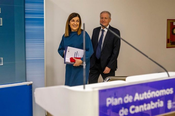 Archivo - La presidenta de Cantabria María José Sáenz de Buruaga y el consejero de Industria Eduardo Arasti