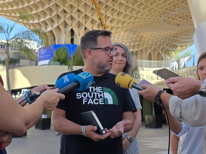 El portavoz de Adelante Andalucía, José Ignacio García, en una atención a los medios.