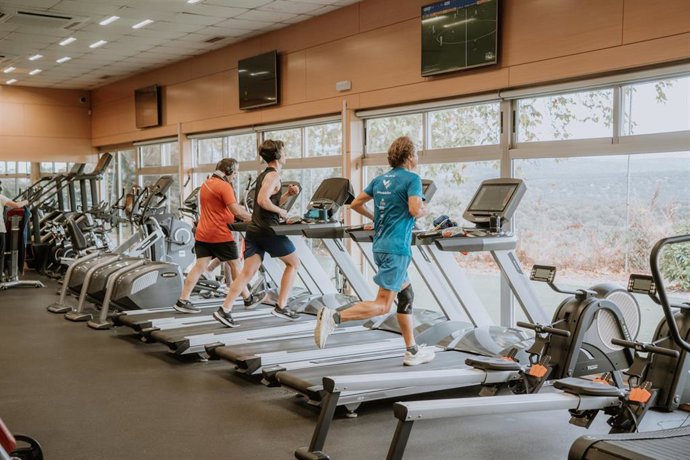 Archivo - El sector del fitness sumó 8,4 millones de usuarios en España en 2025. 