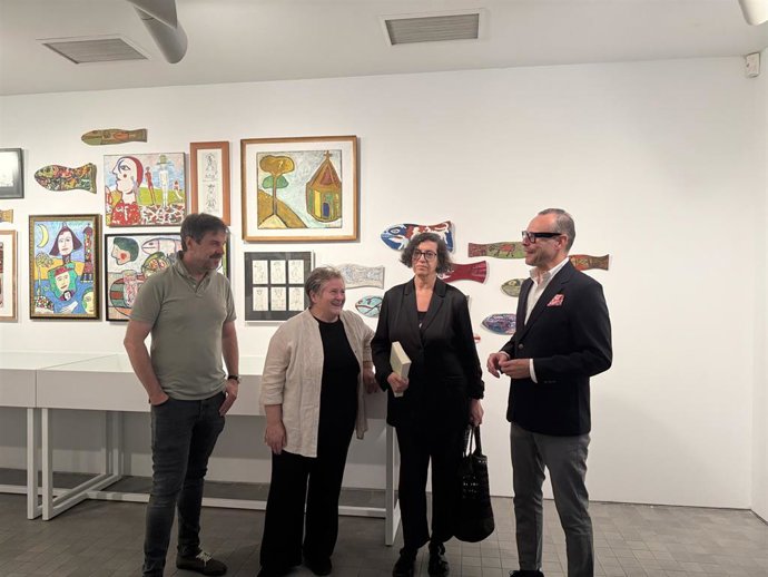 El director general de Cultura del Gobierno de Aragón, Pedro Olloqui; la hija del artista, Elena Fernández Echevarría; la comisaria de la muestra, Chus Tudelilla, y el director del IAACC Pablo Serrano, Julio Ramón, durante la presentación de la exposición