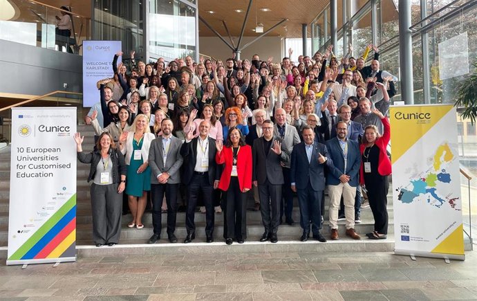 Foto de familia de los asistentes a la Asamble General de UNICE
