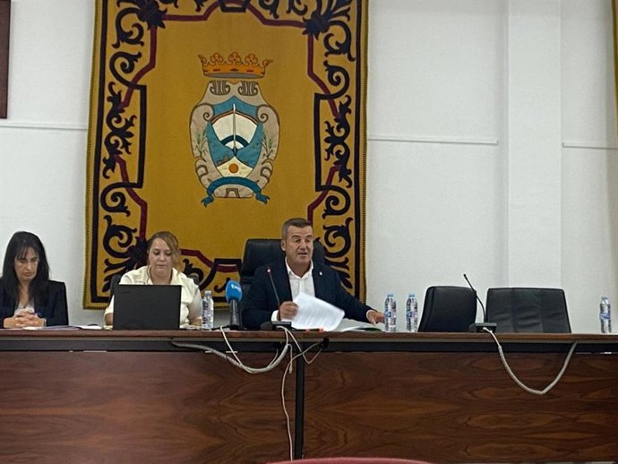 El alcalde de Carboneras (Almería), Salvador Hernández (CS), finaliza sin más concejales el segundo pleno celebrado este jueves.