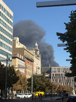 El humo del incendio de la nave del Polígono de Cogullada es visible desde muchas zonas de la capital aragonesa.
