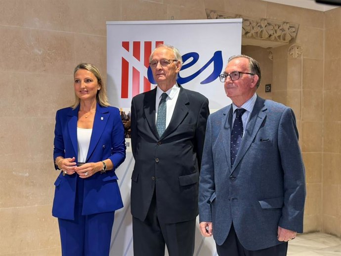 La consellera de Trabajo, Función Pública y Diálogo Social, Catalina Cabrer; el presidente del Consejo Económico y Social, Antón Costas, y el presidente del Consejo Económico y Social de Baleares, Francesc Fiol.