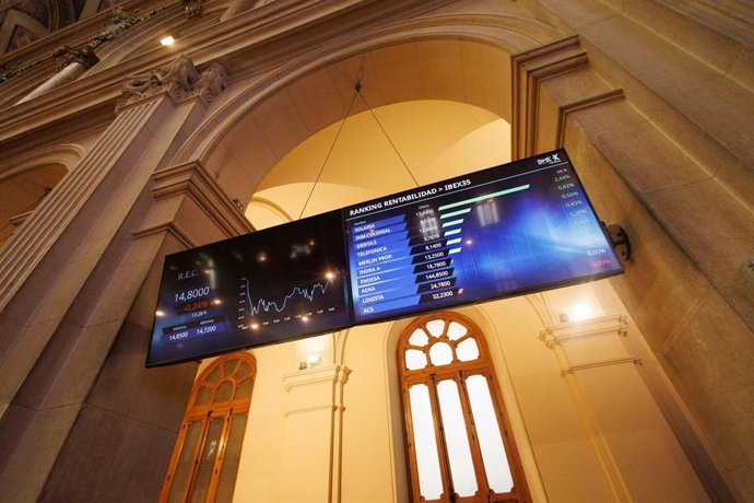 Archivo - Un panel del Ibex 35 en el Palacio de la Bolsa, a 6 de septiembre de 2023, en Madrid (España). El Ibex 35 registraba una caída el 0,62% hacia la media sesión, ahondando en el descenso que ya había registrado en la apertura y situándose en los 9.