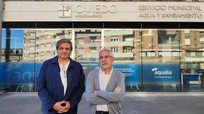 El portavoz de IU-Convocatoria por Oviedo, Gaspar Llamazares, y el concejal Alejandro Suárez frente a la sede de Aqualia.