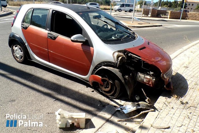 Coche accidentado en la rotonda de Son Hugo.