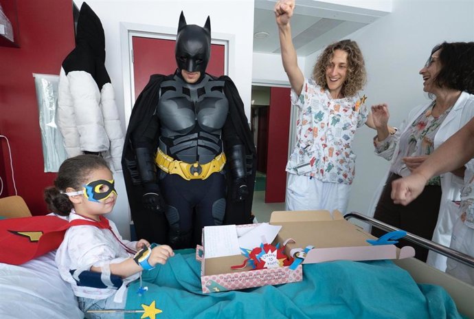 Archivo - Imagen de archivo de la Fundación Pequeño Deseo que entrega cientos de kits de disfraces a una veintena de hospitales de toda España.