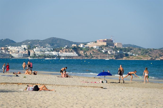 Archivo - Bañistas disfrutan en la Playa d'en Bossa, a 11 de agosto, en Ibiza, Baleares (España). 