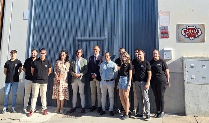 Entrega a la empresa onubense Lito Cofrade de las llaves de una nave situada en el polígono El Tejar de Gibraleón (Huelva).
