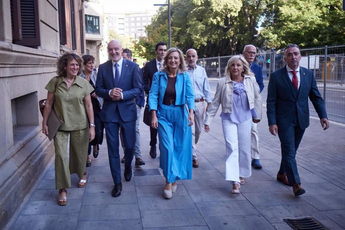 El portavoz de UPN en el Parlamento de Navarra, Javier Esparza, llega con la presidenta del partido, Cristina Ibarrola, y otros representantes de la formación al Debate sobre el Estado de la Comunidad.