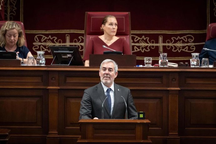Archivo - El presidente de Canarias, Fernando Clavijo, interviene durante un pleno en el Parlamento de Canarias, a 13 de mayo de 2026, en Santa Cruz de Tenerife, Tenerife, Canarias (España). Clavijo comparece a petición propia para informar sobre la gesti