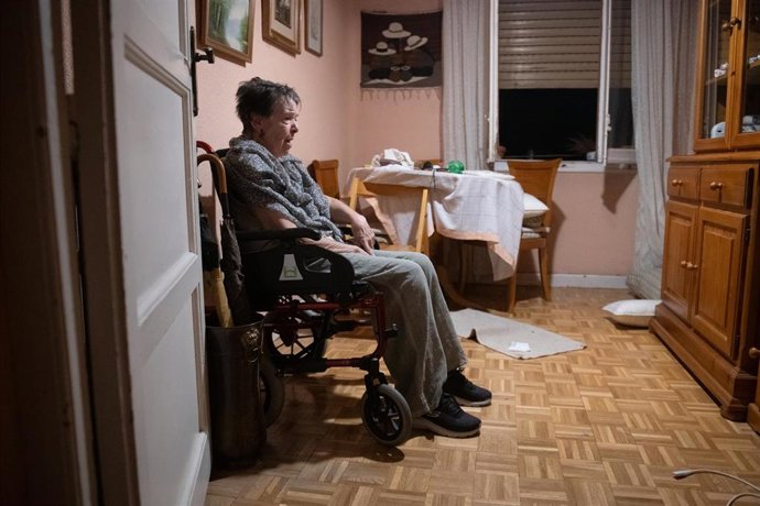 Maricarmen espera en su casa a que se ejecute o se impida el desahucio, a 23 de septiembre de 2026, en Madrid (España). Maricarmen, una vecina de 87 años del barrio madrileño de Retiro, se enfrenta este miércoles día 23 a un cuarto y definitivo intento de