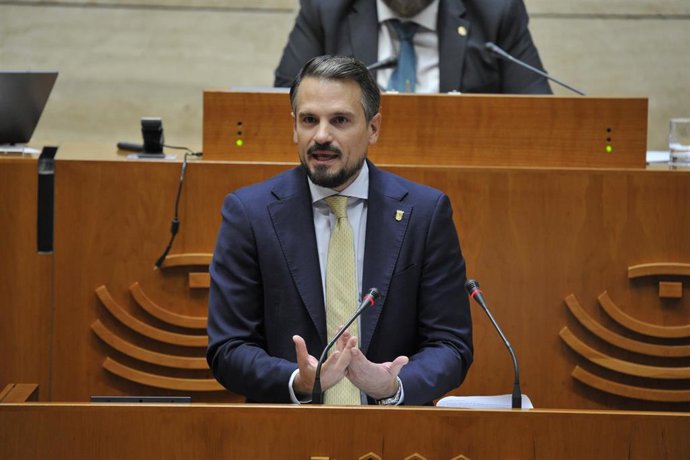 El vicepresidente y consejero de Presidencia, Coordinación de la Acción de Gobierno, Interior y Emergencias, Abel Bautista, en el pleno de la Asamblea de Extremadura