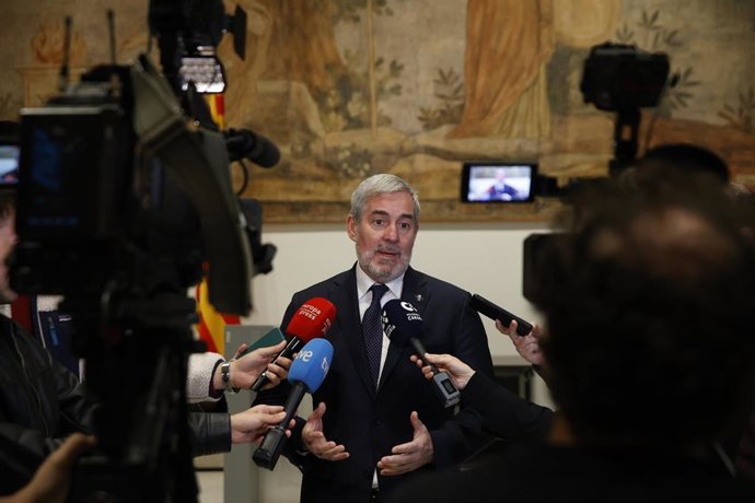 Archivo - El presidente de Canarias, Fernando Clavijo, atiende a los medios de comunicación