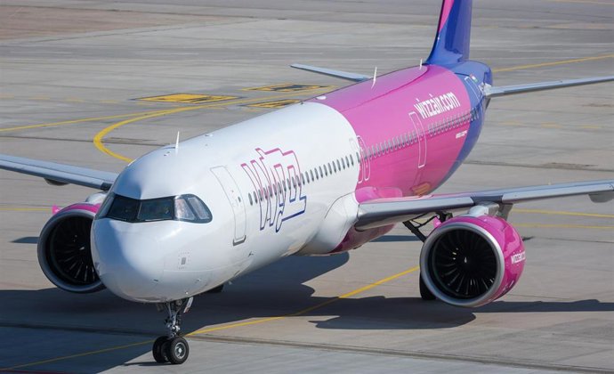 Archivo - FILED - 18 March 2026, Baden-Wuerttemberg, Stuttgart: FILE PHOTO - An Airbus A321 NEO of the Hungarian low-cost airline Wizzair taxis on the apron at Stuttgart Airport. Photo: Christoph Schmidt/dpa