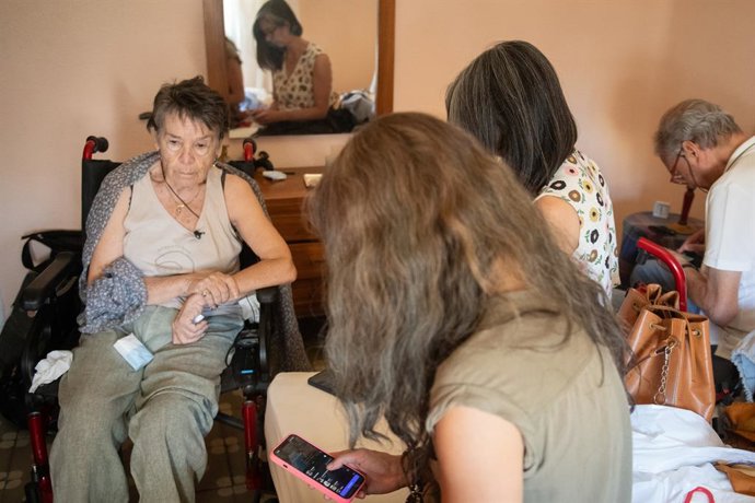 Maricarmen minutos antes de ser desahuciada, a 23 de septiembre de 2026, en Madrid (España). Maricarmen, una vecina de 87 años del barrio madrileño de Retiro, se enfrenta este miércoles día 23 a un cuarto y definitivo intento de desahucio de la casa donde