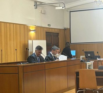 Los letrados de la defensa, mientras sus respectivos clientes declaran desde Cartagena por videoconferencia.