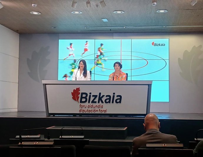 La portavoz de la Diputación de Bizkaia, Leixuri Arrizabalaga, junto a la diputada de Medio Natural y Agricultura, Aratza Atutxa, en rueda de prensa.
