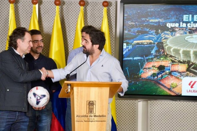 El alcalde de Medellín, Federico Gutiérrez, y Marc Tarradas, director general de LaLiga para Sudamérica.