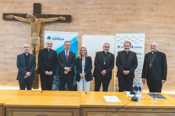Imagen de familia junto a la alcaldesa de Granada, Marifran Carazo, en la inauguración del curso académico 26/27.
