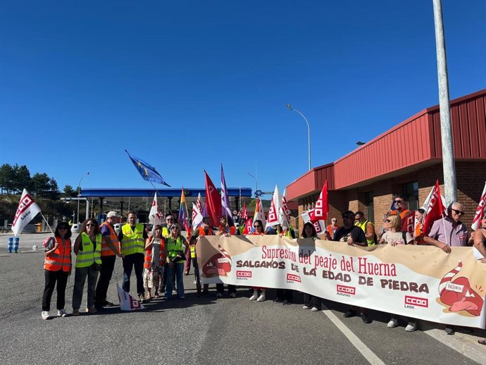 CCOO de Asturias y León exigiendo la supresión del peaje del Huerna, en la AP-66
