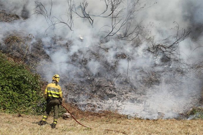 Archivo - Un bombero forestal durante las labores de extinción de un incendio forestal, a 31 de julio de 2026, en Veguellina, León, Castilla y León (España). 