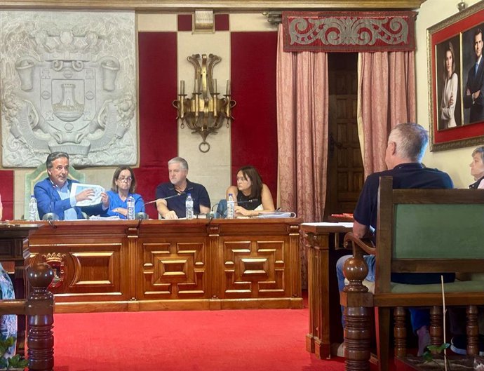 Movellán muestra una infografía del aparcamiento de camiones en el Pleno.