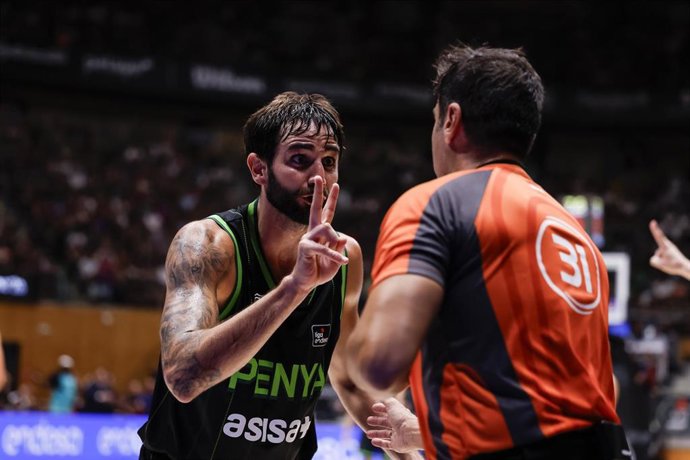 Ricky Rubio charla con uno de los colegiados durante la final de la Supercopa Endesa 2026