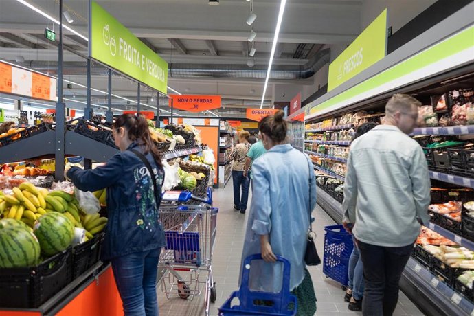 Archivo - Casi el 45% del presupuesto de la compra de los hogares se destina a artículos de marca propia, según Aldi
