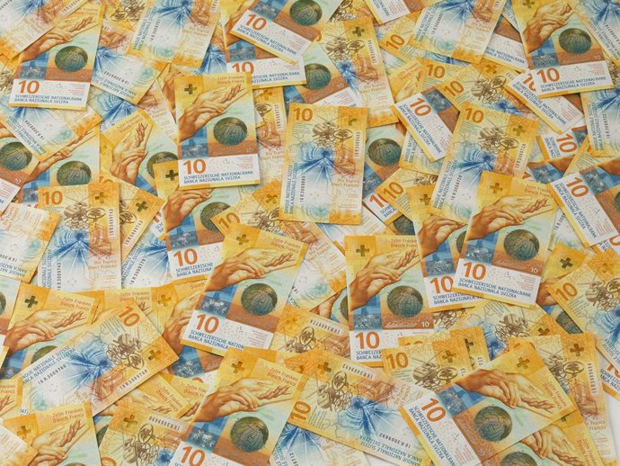 Archivo - Billetes de 10 francos suizos.