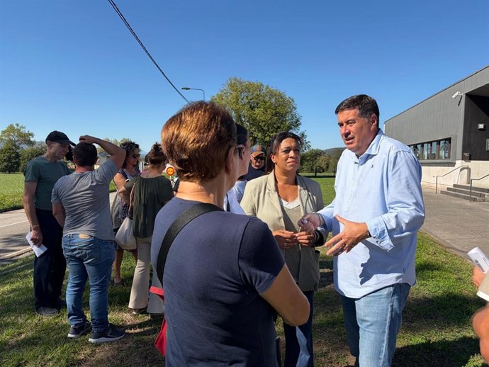 El diputado nacional y portavoz del PP de Llanera, Silverio Argüelles, y la parlamentaria regional Sandra Camino en Llanera