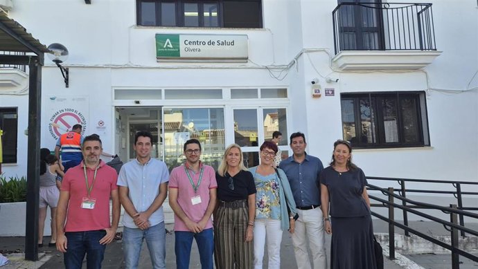 La delegada de Sanidad, Eva Pajares, en el centro de salud de Olvera.