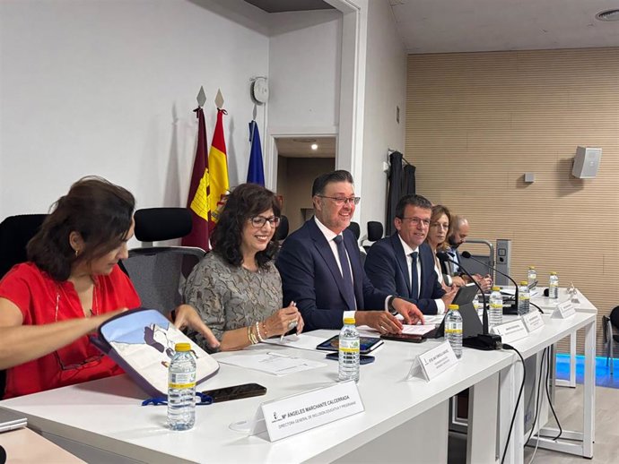 El consejero de Educación, Cultura y Deportes, Amador Pastor, durante la reunión que ha mantenido con los directores y directoras de los centros educativos de la provincia de Cuenca.