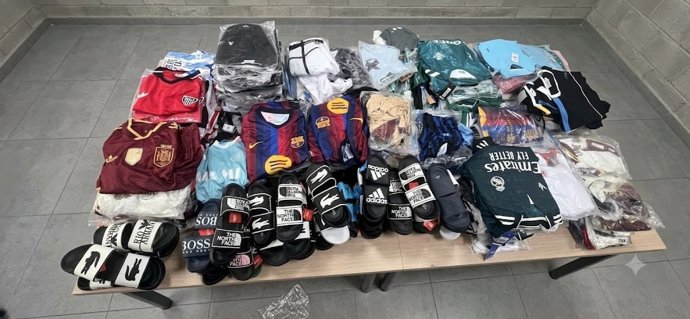 Objetos falsificados intervenidos en Alcosa en Sevilla