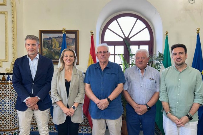 Imagen de la alcaldesa de Alcalá de Guadaíra (Sevilla), Ana Isabel Jiménez, y el presidente de la Peña Flamenca “La Soleá”, Antonio Durán.