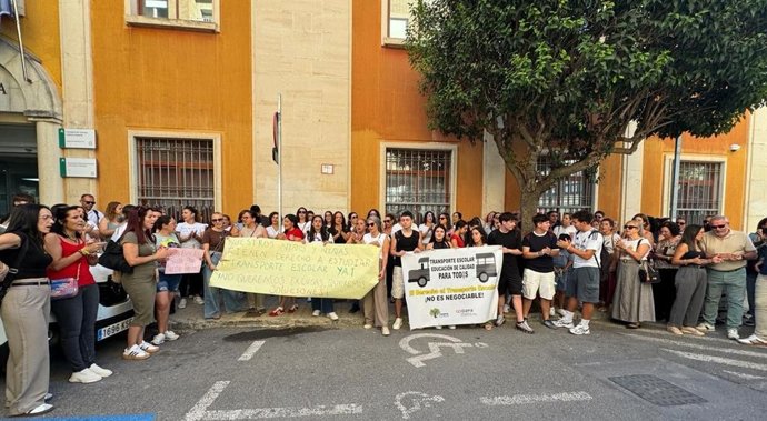 Concentración en Jaén en defensa del transporte escolar.