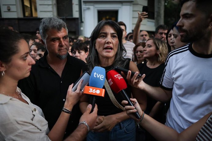 La portavoz de Más Madrid en la Asamblea de Madrid, Manuela Bergerot, atiende a los medios de comunicación durante una concentración 