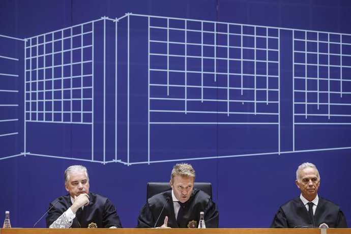 Lara (en el centro) junto a Baeza (dcha) y Ortiz (izq) en el acto de Apertura Judicial en València