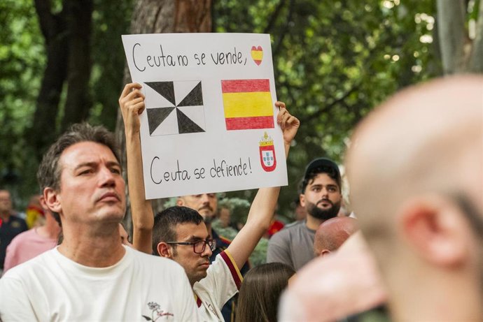 Decenas de personas durante una concentración en solidaridad con Ceuta