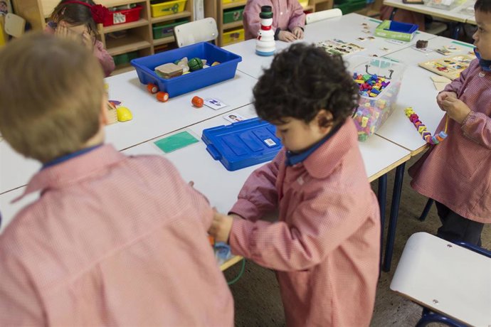 Archivo - Colegio, aula, primaria, infantil, clase, niño, niña, niños, jugando, jugar, juegos