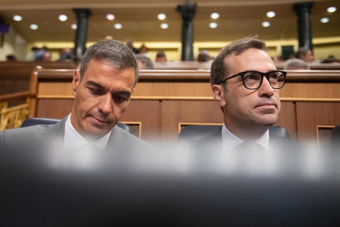 El presidente del Gobierno, Pedro Sánchez (i), y el vicepresidente primero y ministro de Economía, Comercio y Empresa, Carlos Cuerpo (d)