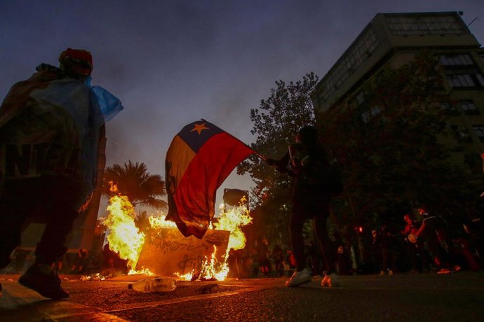 Santiago, 8 de abril de 2022. Protestas en Plaza Baquedano por la libertad a los presos politicos del estallido social. Javier Salvo/Aton Chile