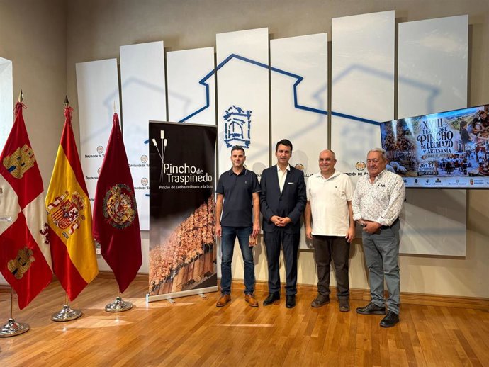 El vicepresidente primero de la Diputación, David Esteban, acompañado por el alcalde de la localidad, Javier Fernández, y el presidente de la Asociación de Asadores Pincho de Traspinedo, Julio César, en la presentación de la Feria del Lechazo.