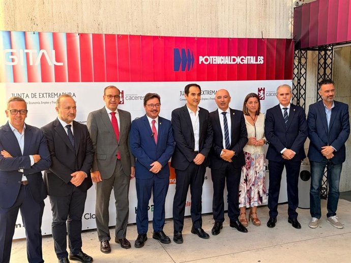 Autoridades en la inauguración del congreso Potencial Digital que se celebra en el Palacio de Congresos de Cáceres