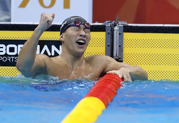 Shin Ohashi tras batir el récord del mundo de los 200 metros braza