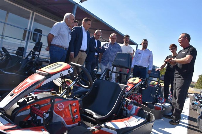 El Presidente De La Diputación De Cuenca, Álvaro Martínez Chana, Ha Visitado Este Jueves Las Instalaciones De Karting La Ruta.