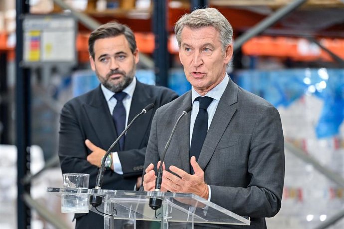 El presidente del PP, Alberto Núñez Feijóo, y el presidente del partido en Castilla-La Mancha, Paco Núñez, en Alovera (Guadalajara)