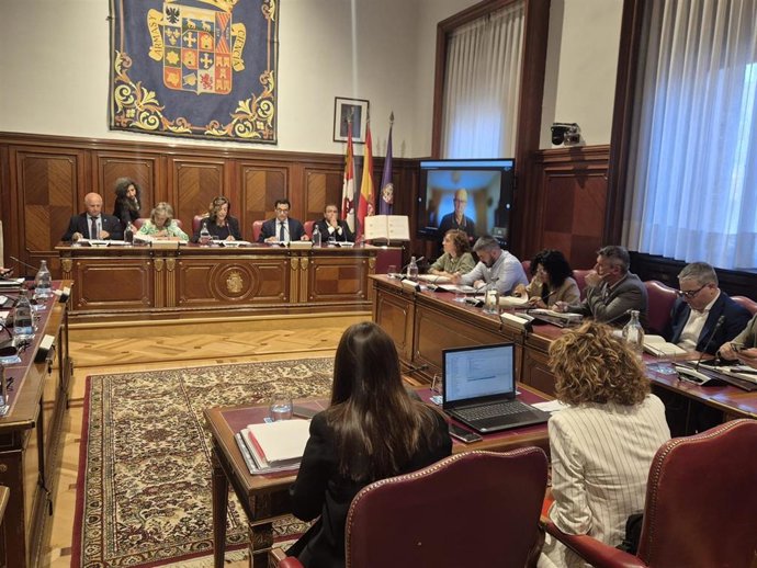 La Diputación de Palencia aprueba una moción de apoyo a Ceuta y presenta la planificación del Presupuesto de 2027